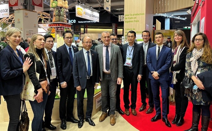 Vietnamese Ambassador visits and works at French Agricultural Fair
